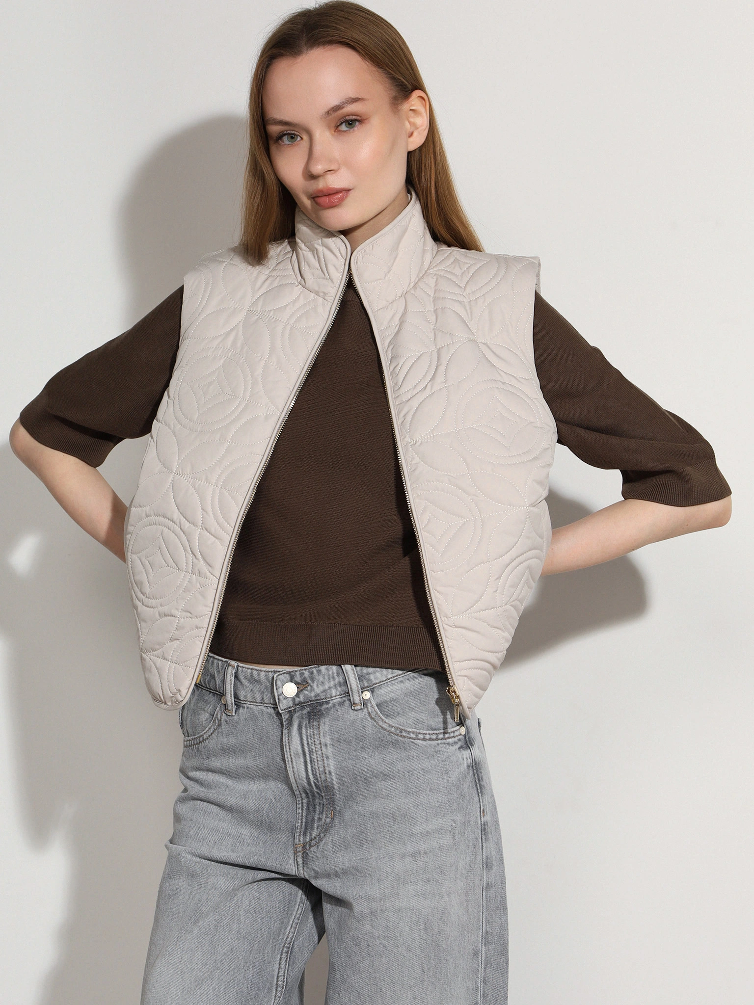 Жилет светло-серого цвета с фигурной стежкой